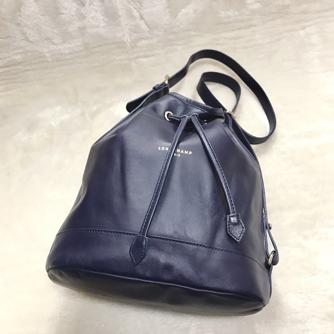 LONGCHAMP(ロンシャン)の美品 LONGCHAMP ロゴ 巾着 オールレザー ショルダーバッグ タッセル レディースのバッグ(ショルダーバッグ)の商品写真