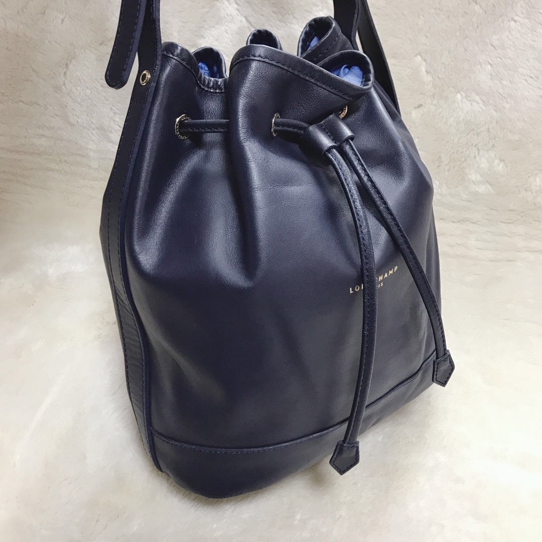 LONGCHAMP(ロンシャン)の美品 LONGCHAMP ロゴ 巾着 オールレザー ショルダーバッグ タッセル レディースのバッグ(ショルダーバッグ)の商品写真