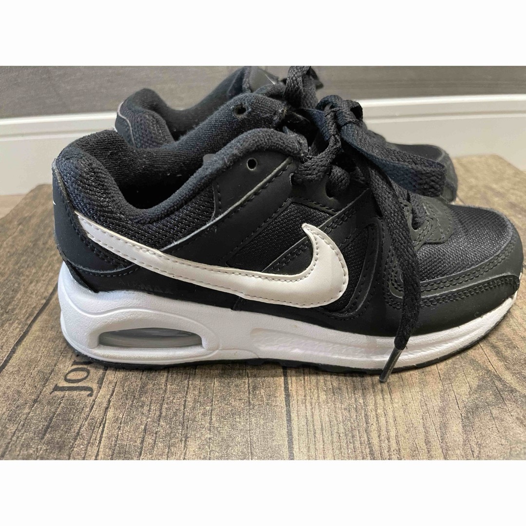 NIKE(ナイキ)のNIKE AIR   スニーカー　黒　18センチ キッズ/ベビー/マタニティのキッズ靴/シューズ(15cm~)(スニーカー)の商品写真