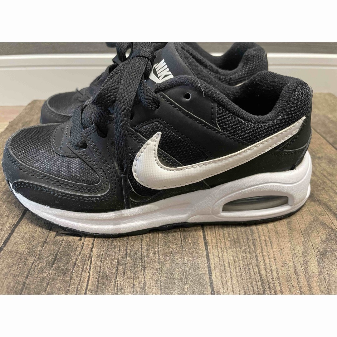 NIKE(ナイキ)のNIKE AIR   スニーカー　黒　18センチ キッズ/ベビー/マタニティのキッズ靴/シューズ(15cm~)(スニーカー)の商品写真