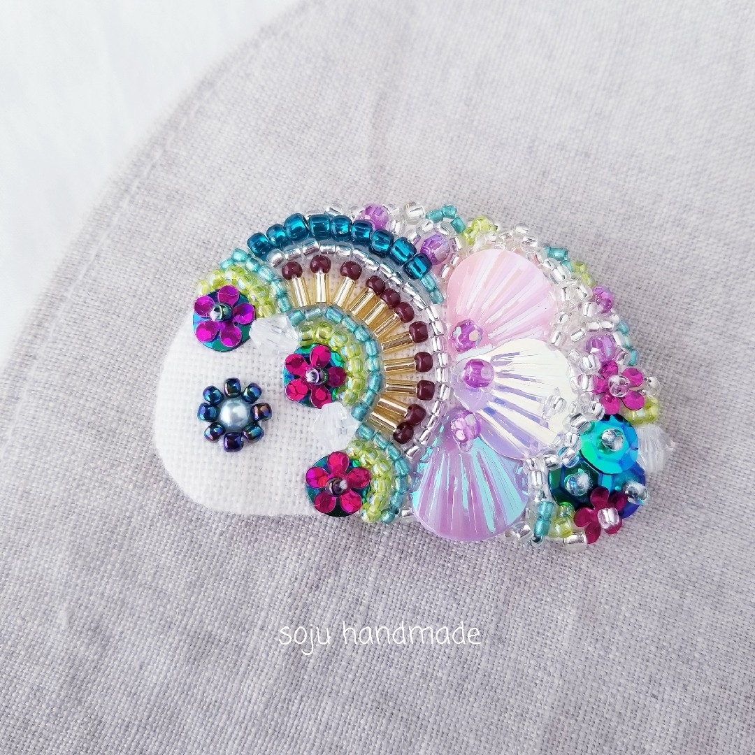 春待ちフィッシュ　ビーズ刺繍　ブローチ ハンドメイドのアクセサリー(コサージュ/ブローチ)の商品写真