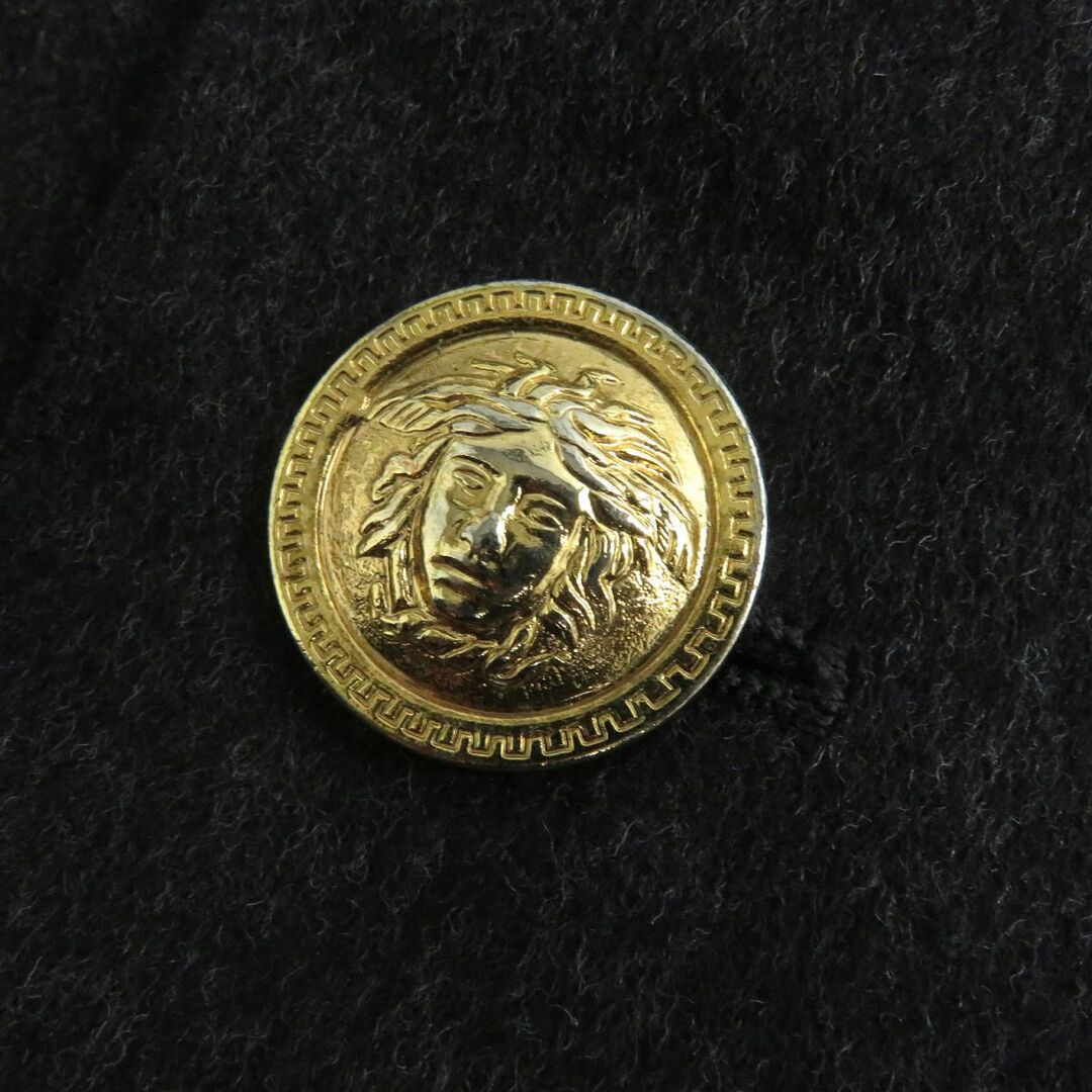 Gianni Versace(ジャンニヴェルサーチ)の極美品△GIANNI VERSACE ジャンニヴェルサーチ ヴィンテージ メデューサ金ボタン付き カシミヤ100％ シングルジャケット ダークグレー 46 メンズのスーツ(セットアップ)の商品写真