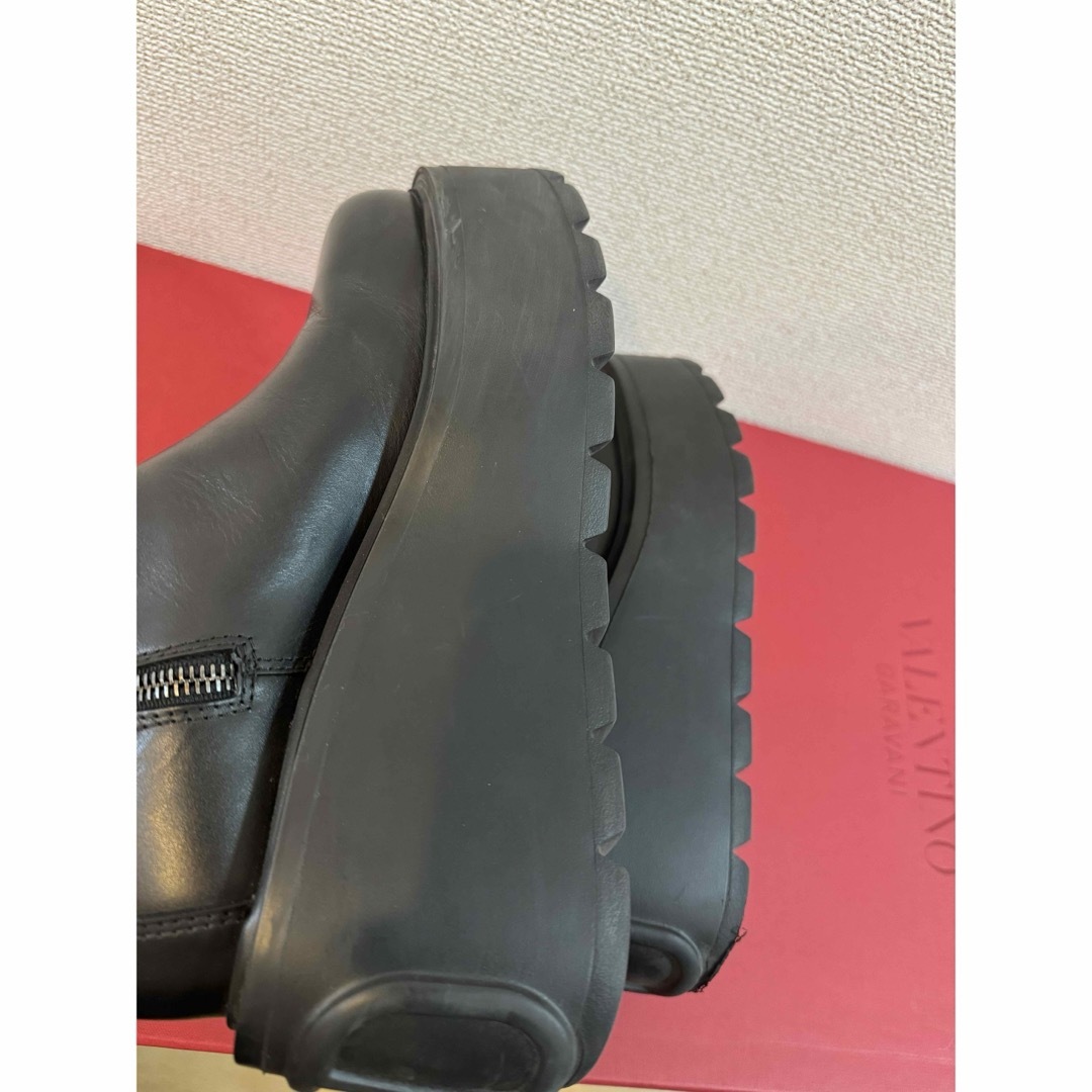 VALENTINO(ヴァレンティノ)のvalentino Vロゴ　厚底ロングブーツ　37.5 レディースの靴/シューズ(ブーツ)の商品写真