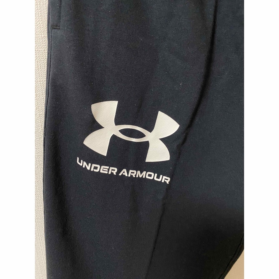 UNDER ARMOUR(アンダーアーマー)の新品　アンダーアーマー  スウェット　クロップドパンツ　ブラック　Lサイズ メンズのパンツ(ショートパンツ)の商品写真