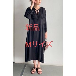 ユニクロ(UNIQLO)の新品UNIQLO U ビスコースボウタイワンピース 黒 M(ひざ丈ワンピース)