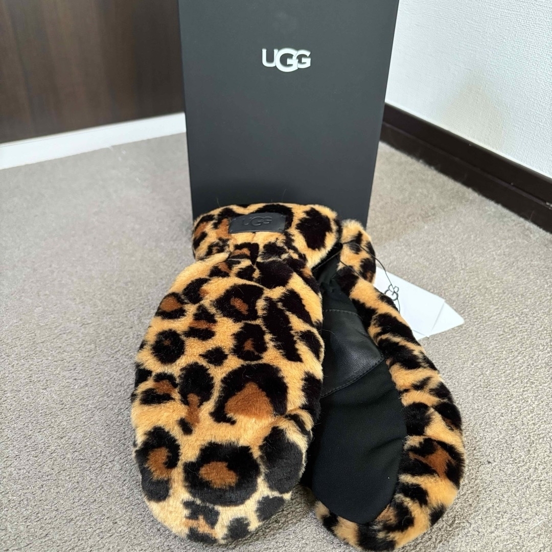 UGG(アグ)の希少完売 タグ付新品未使用UGG W FAUX FUR MITTEN手袋 ミトン レディースのファッション小物(手袋)の商品写真