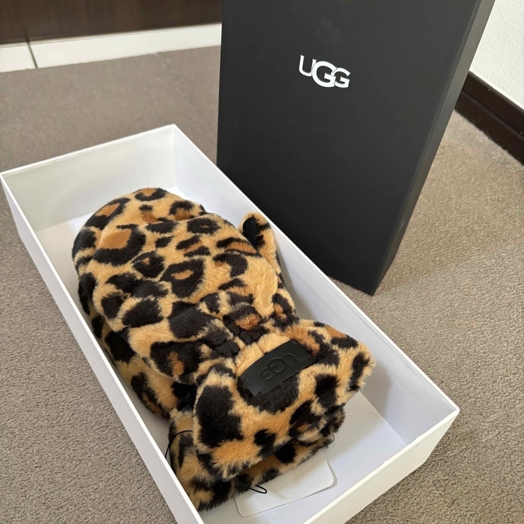 UGG(アグ)の希少完売 タグ付新品未使用UGG W FAUX FUR MITTEN手袋 ミトン レディースのファッション小物(手袋)の商品写真