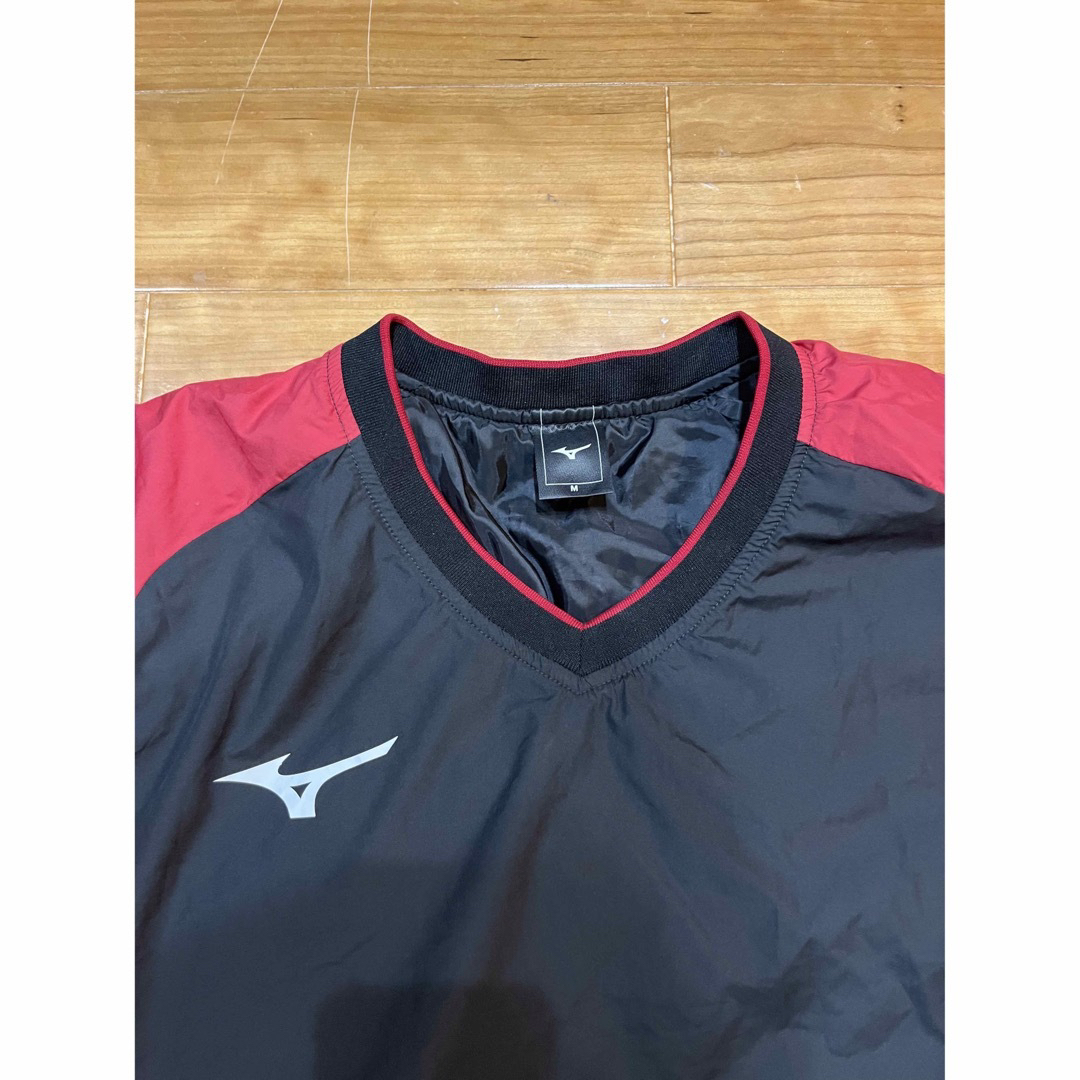 MIZUNO(ミズノ)のミズノ　MIZUNO ウインドブレーカー　Mサイズ　黒　赤 スポーツ/アウトドアのサッカー/フットサル(ウェア)の商品写真