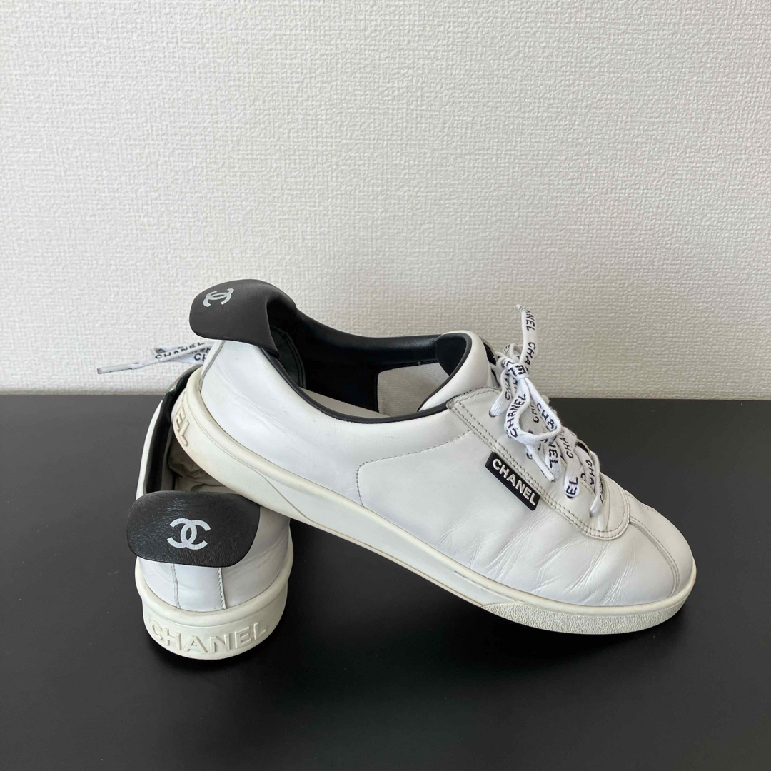 CHANEL(シャネル)のシャネル　ホワイト　ブラック　スニーカー  美品　メンズ　レディース メンズの靴/シューズ(スニーカー)の商品写真
