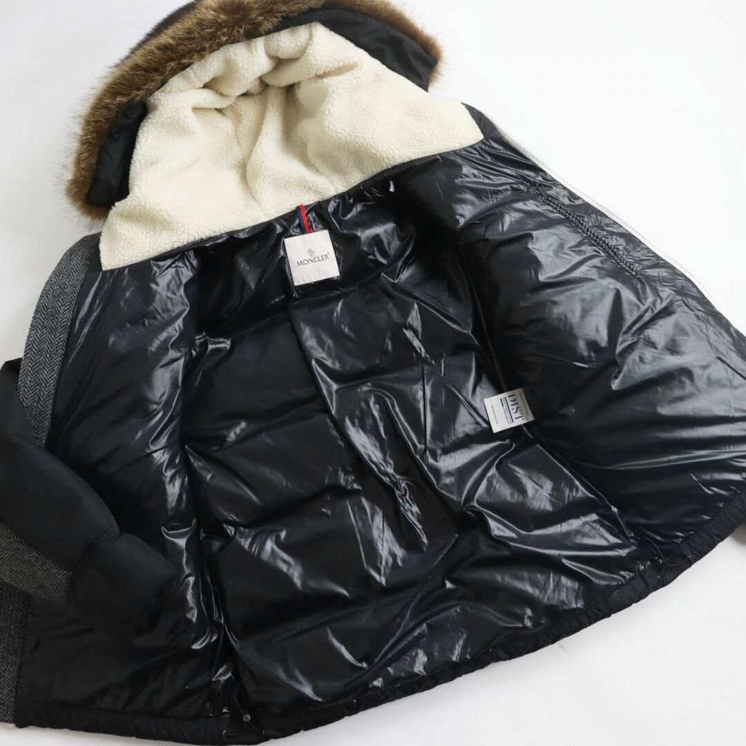 MONCLER(モンクレール)の美品●21-22AW MONCLER モンクレール ROBERT ヘリンボーン柄 ロゴパッチ付き フーデッドダウンジャケット グレー×ブラック 2 正規品 メンズのジャケット/アウター(ダウンジャケット)の商品写真