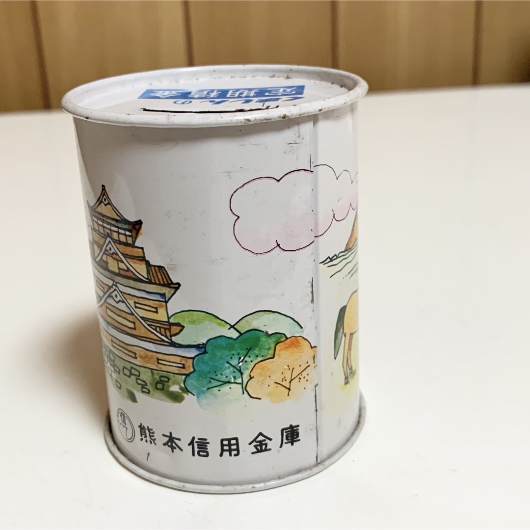 ☆匿名配送　缶型貯金箱　熊本信用金庫　昭和レトロ銀行貯金箱　限定品 インテリア/住まい/日用品のインテリア小物(小物入れ)の商品写真