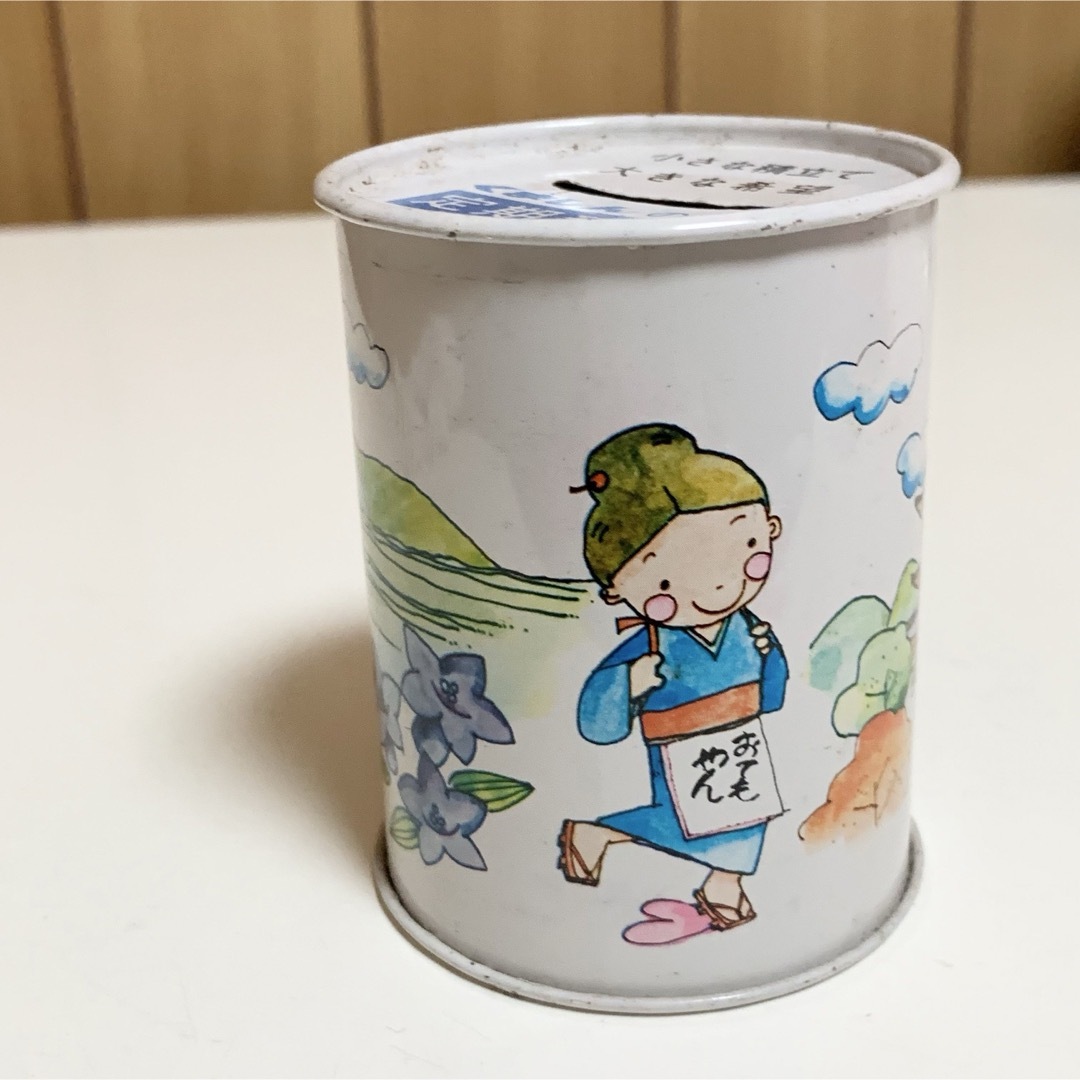 ☆匿名配送　缶型貯金箱　熊本信用金庫　昭和レトロ銀行貯金箱　限定品 インテリア/住まい/日用品のインテリア小物(小物入れ)の商品写真