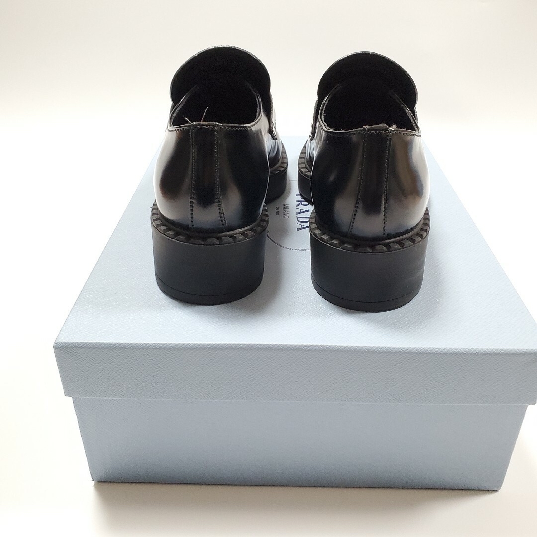 PRADA(プラダ)のprada プラダ チョコレート ブラッシュドレザー ローファー 36 ブラック レディースの靴/シューズ(ローファー/革靴)の商品写真