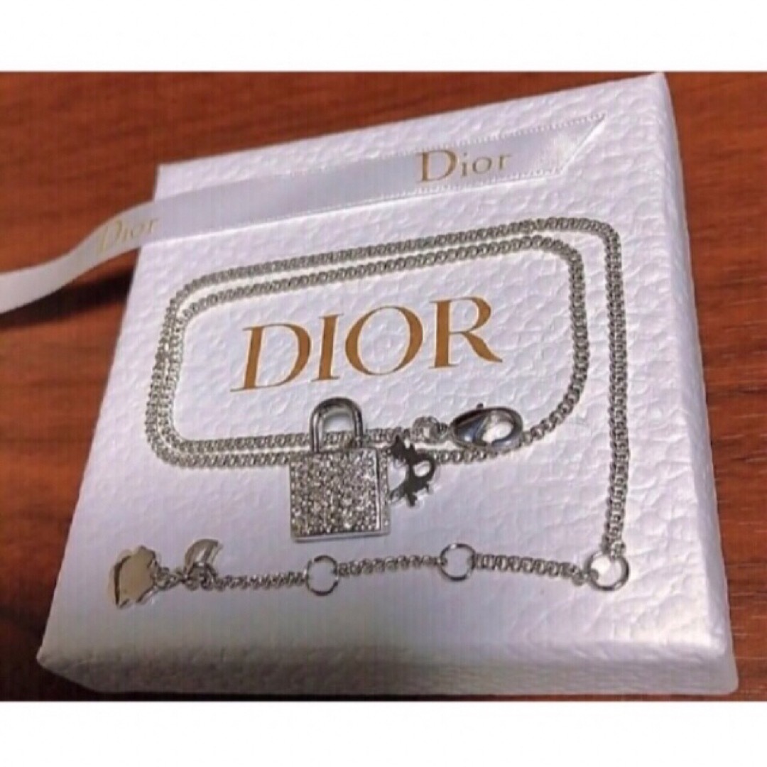 Christian Dior(クリスチャンディオール)のDior ネックレス ストーン ロゴ Silver 南京錠 キラキラ 可愛い レディースのアクセサリー(ネックレス)の商品写真