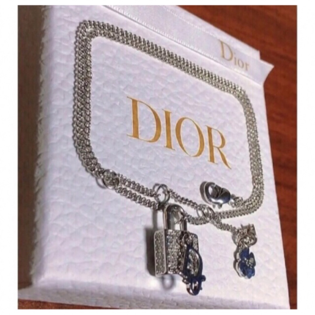 Christian Dior(クリスチャンディオール)のDior ネックレス ストーン ロゴ Silver 南京錠 キラキラ 可愛い レディースのアクセサリー(ネックレス)の商品写真