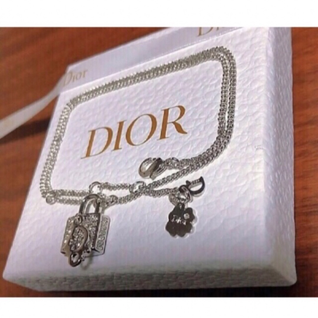 Christian Dior(クリスチャンディオール)のDior ネックレス ストーン ロゴ Silver 南京錠 キラキラ 可愛い レディースのアクセサリー(ネックレス)の商品写真