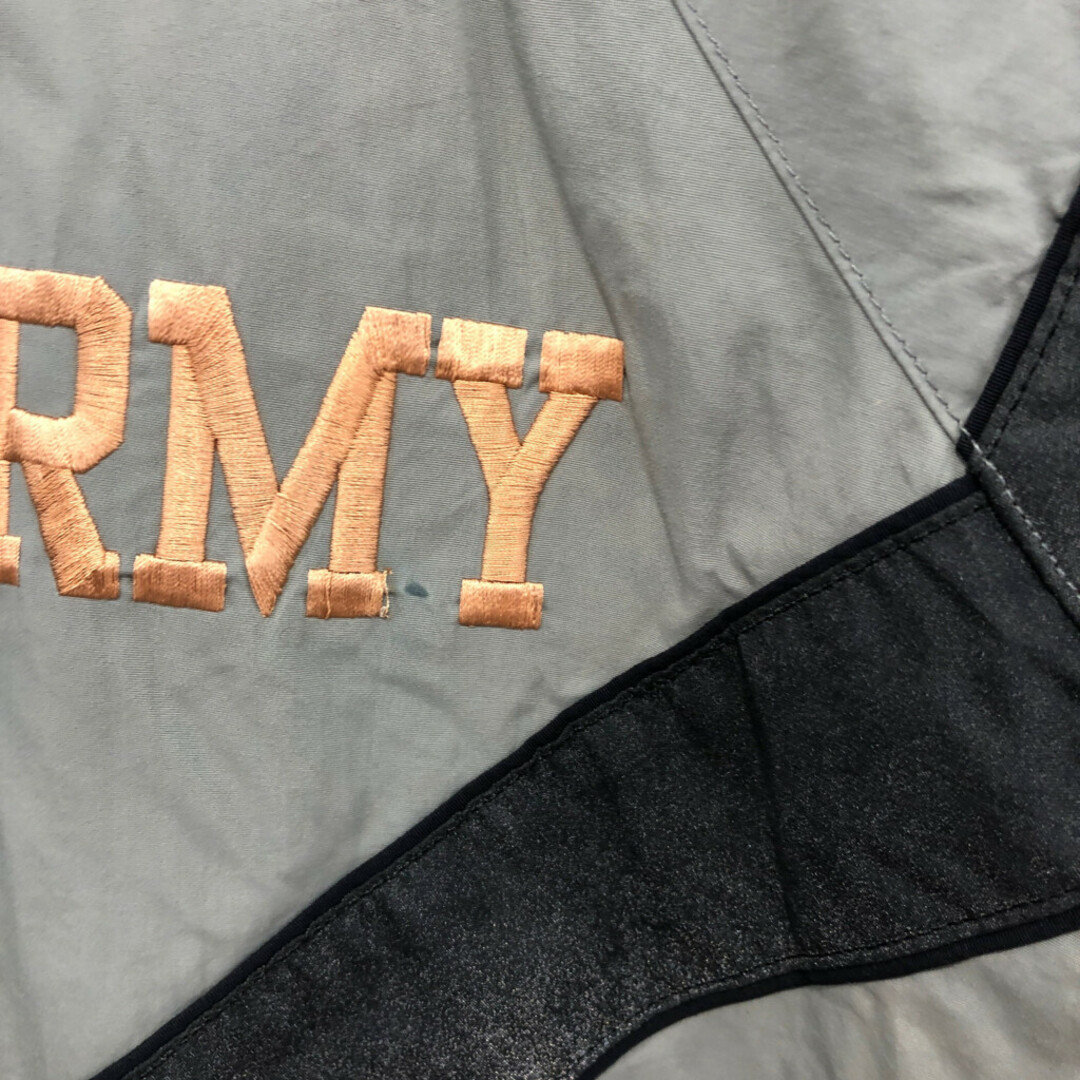 2000年代～ 米軍実物 U.S.ARMY PFU トレーニングジャケット 刺繍 ミリタリー ワンポイントロゴ (メンズ MEDIUM-SHORT) 中古 古着 P8893 メンズのジャケット/アウター(ミリタリージャケット)の商品写真