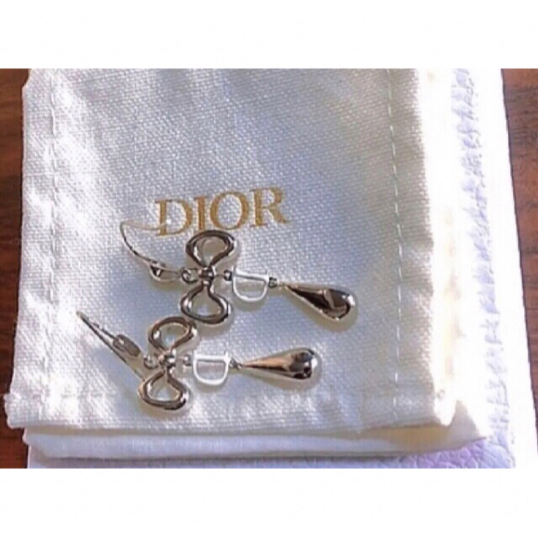 Christian Dior(クリスチャンディオール)のDior 揺れるピアス Silver リボン Dロゴ 可愛い ストーン シルバー レディースのアクセサリー(ピアス)の商品写真