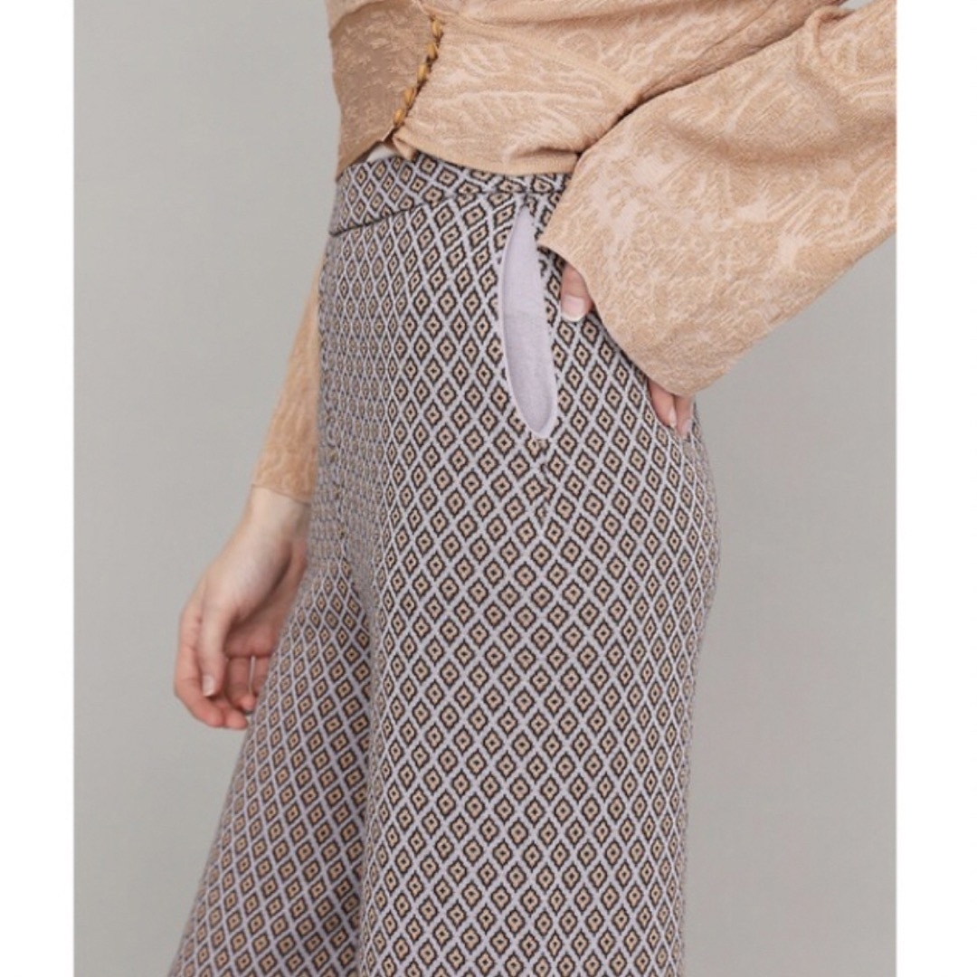 UNITED ARROWS(ユナイテッドアローズ)の【新品タグ付き】TAN 小紋ジャガードニットフレアパンツ レディースのスカート(ロングスカート)の商品写真