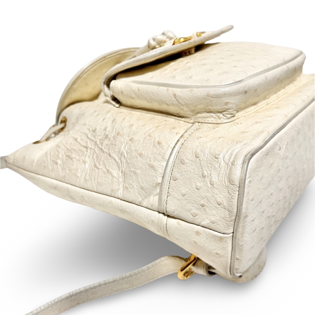 Gianni Versace(ジャンニヴェルサーチ)のGIANNI VERSACE ジャンニヴェルサーチ サンバースト オーストリッチ 型押しレザー ミニ リュックサック バックパック ホワイト レディースのバッグ(リュック/バックパック)の商品写真