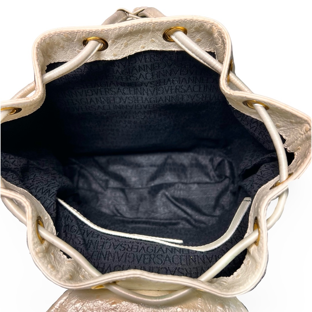 Gianni Versace(ジャンニヴェルサーチ)のGIANNI VERSACE ジャンニヴェルサーチ サンバースト オーストリッチ 型押しレザー ミニ リュックサック バックパック ホワイト レディースのバッグ(リュック/バックパック)の商品写真