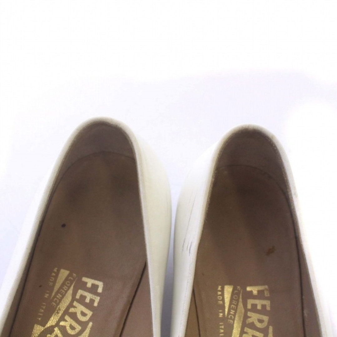 Salvatore Ferragamo(サルヴァトーレフェラガモ)のサルヴァトーレフェラガモ パンプス レザー ガンチーニ 5.5 22.5cm 白 レディースの靴/シューズ(ハイヒール/パンプス)の商品写真