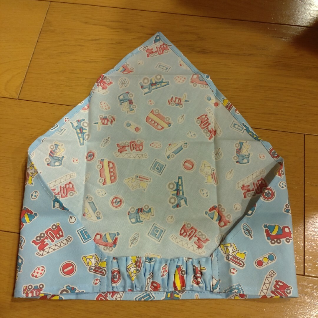 ハンドメイド　子供用三角巾　車柄　水色 ハンドメイドの生活雑貨(キッチン小物)の商品写真