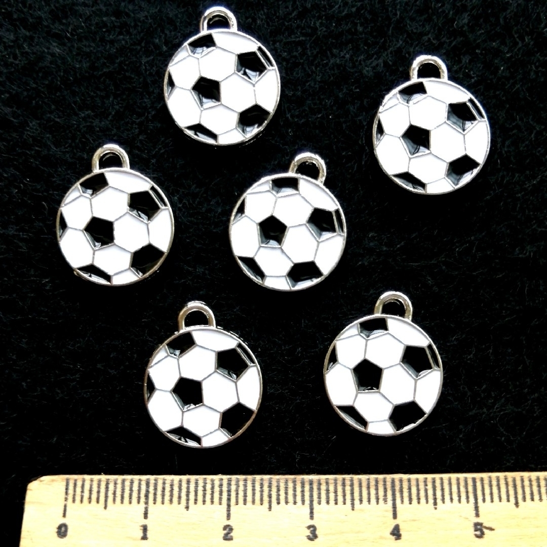 在庫8セット⭐サッカーボールSILVER.。.:*6個♡チャーム ハンドメイドのアクセサリー(チャーム)の商品写真