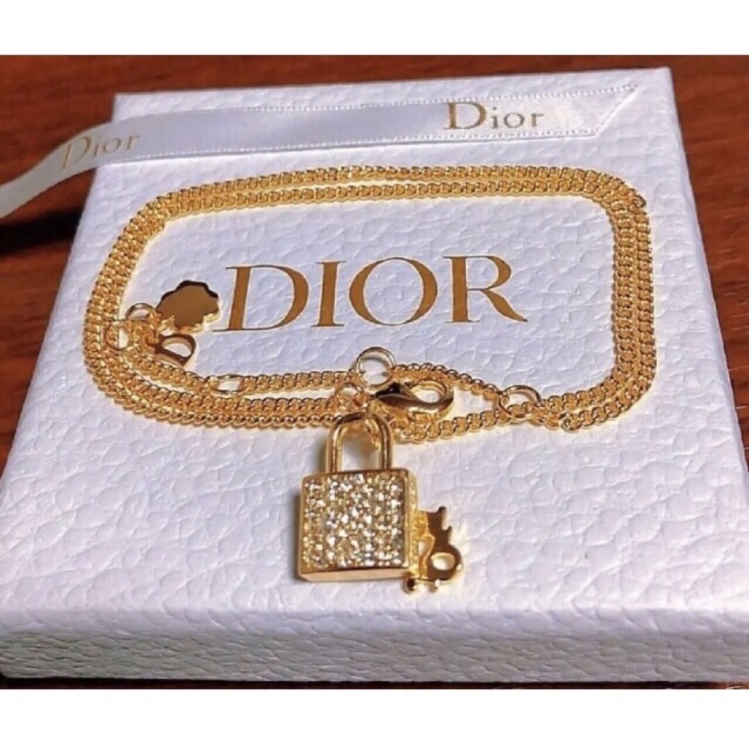 Christian Dior(クリスチャンディオール)のDior ネックレス Diorロゴ 南京錠 gold 可愛い ディオール レディースのアクセサリー(ネックレス)の商品写真