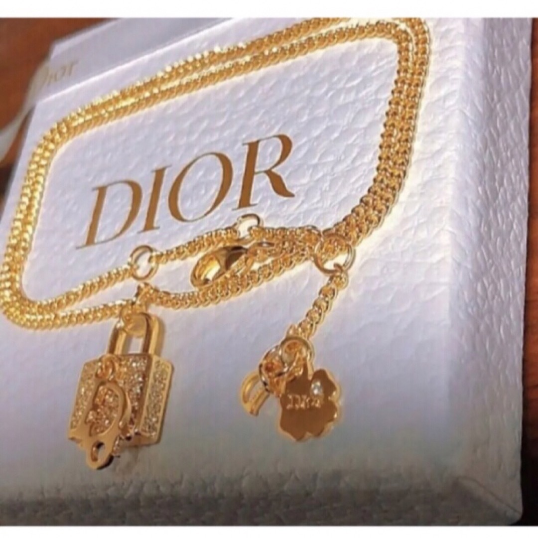 Christian Dior(クリスチャンディオール)のDior ネックレス Diorロゴ 南京錠 gold 可愛い ディオール レディースのアクセサリー(ネックレス)の商品写真