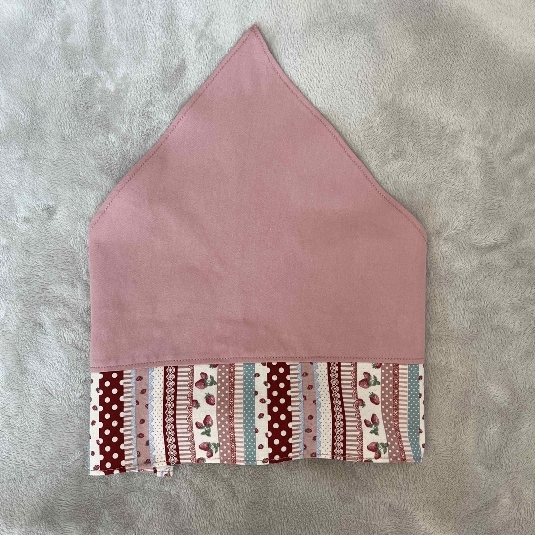 キッズエプロン&三角巾　2点セット　ハンドメイド　いちご　ストライプ　ピンク ハンドメイドのキッズ/ベビー(ファッション雑貨)の商品写真