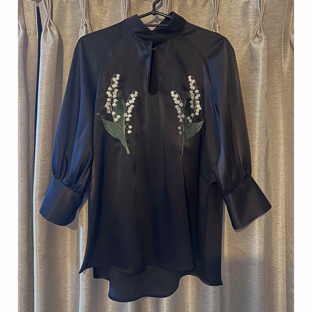 美品】iCONOLOGY 「花を着るブラウス【鈴蘭】-black- 美品】iCONOLOGY 「花を着るブラウス【鈴蘭】-black-