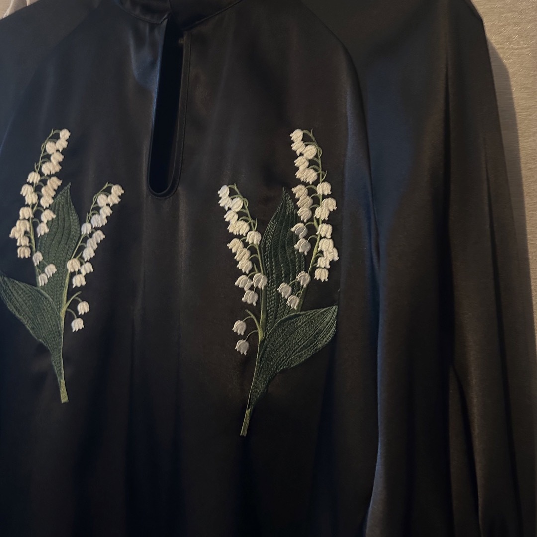 美品】iCONOLOGY 「花を着るブラウス【鈴蘭】-black- 美品】iCONOLOGY 「花を着るブラウス【鈴蘭】-black-