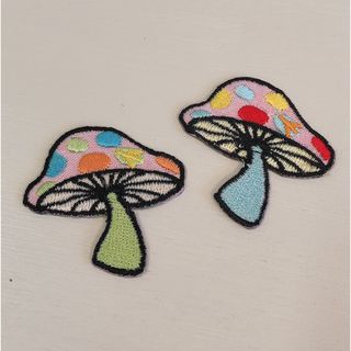 ♡きのこ♡  アイロンワッペン　2枚セット　 新品(各種パーツ)