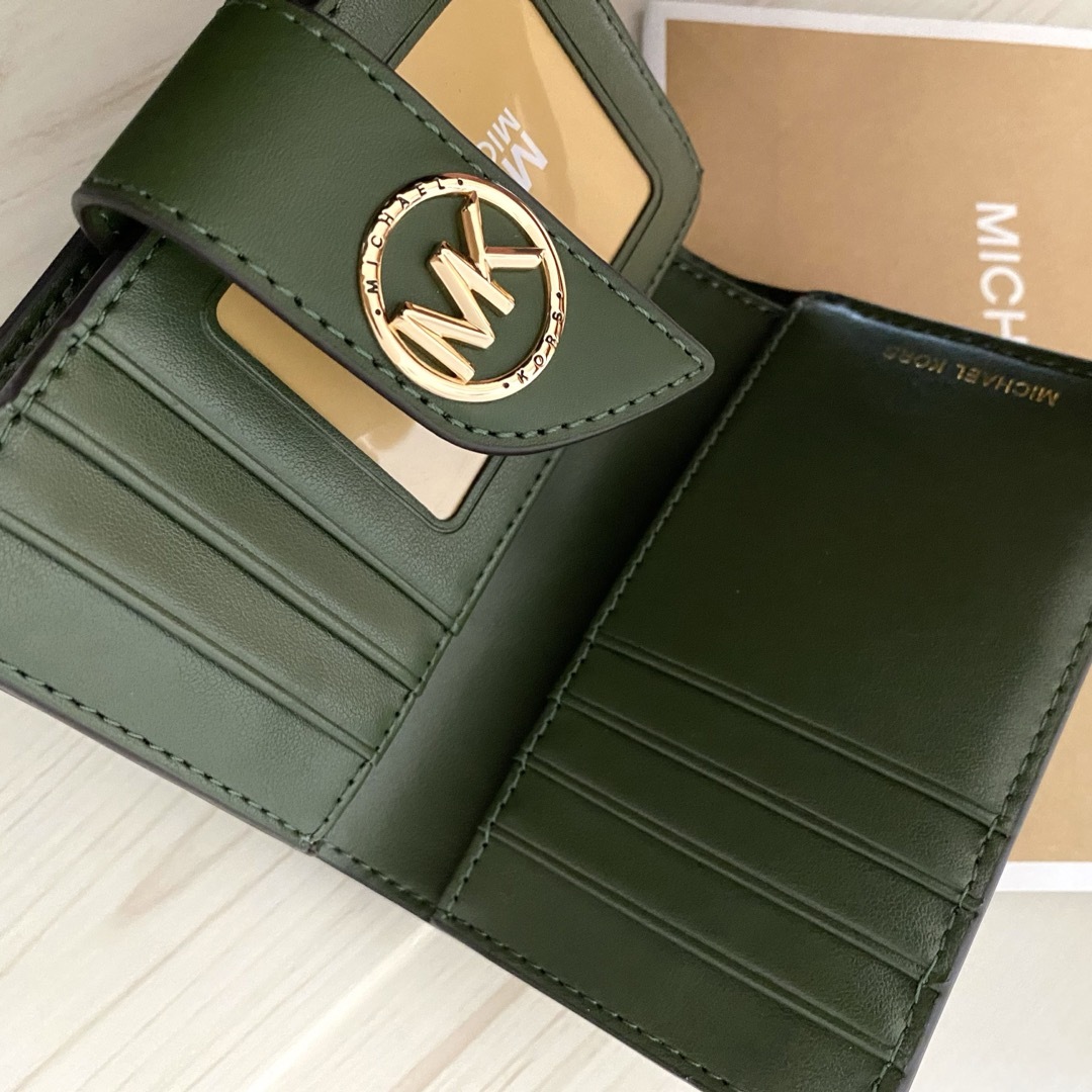 Michael Kors(マイケルコース)の新品 MICHAEL KORS 折り財布&バッグ セット グリーン  折り財布 レディースのバッグ(ショルダーバッグ)の商品写真