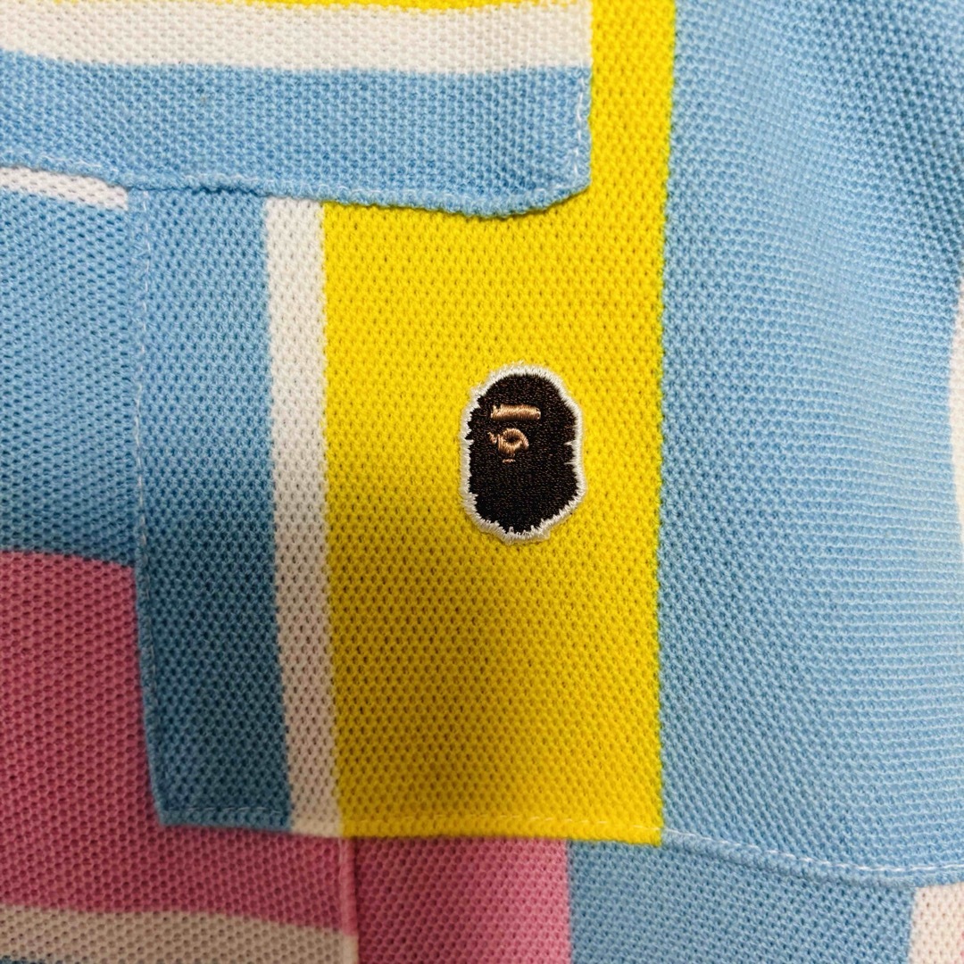 A BATHING APE(アベイシングエイプ)の【希少デザイン】アベイシングエイプ　ポロシャツ　マルチカラー　総柄　刺繍ロゴ メンズのトップス(ポロシャツ)の商品写真