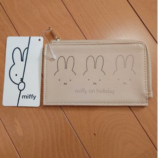 ミッフィー(miffy)の新品♥ミッフィー パスケース カードケース 白(名刺入れ/定期入れ)