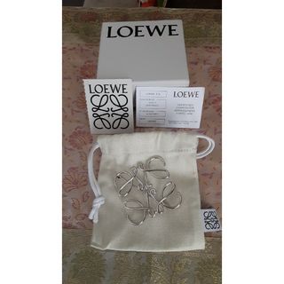 ロエベ(LOEWE)の未使用　ロエベ　LOEWE　アナグラムブローチ(ブローチ/コサージュ)