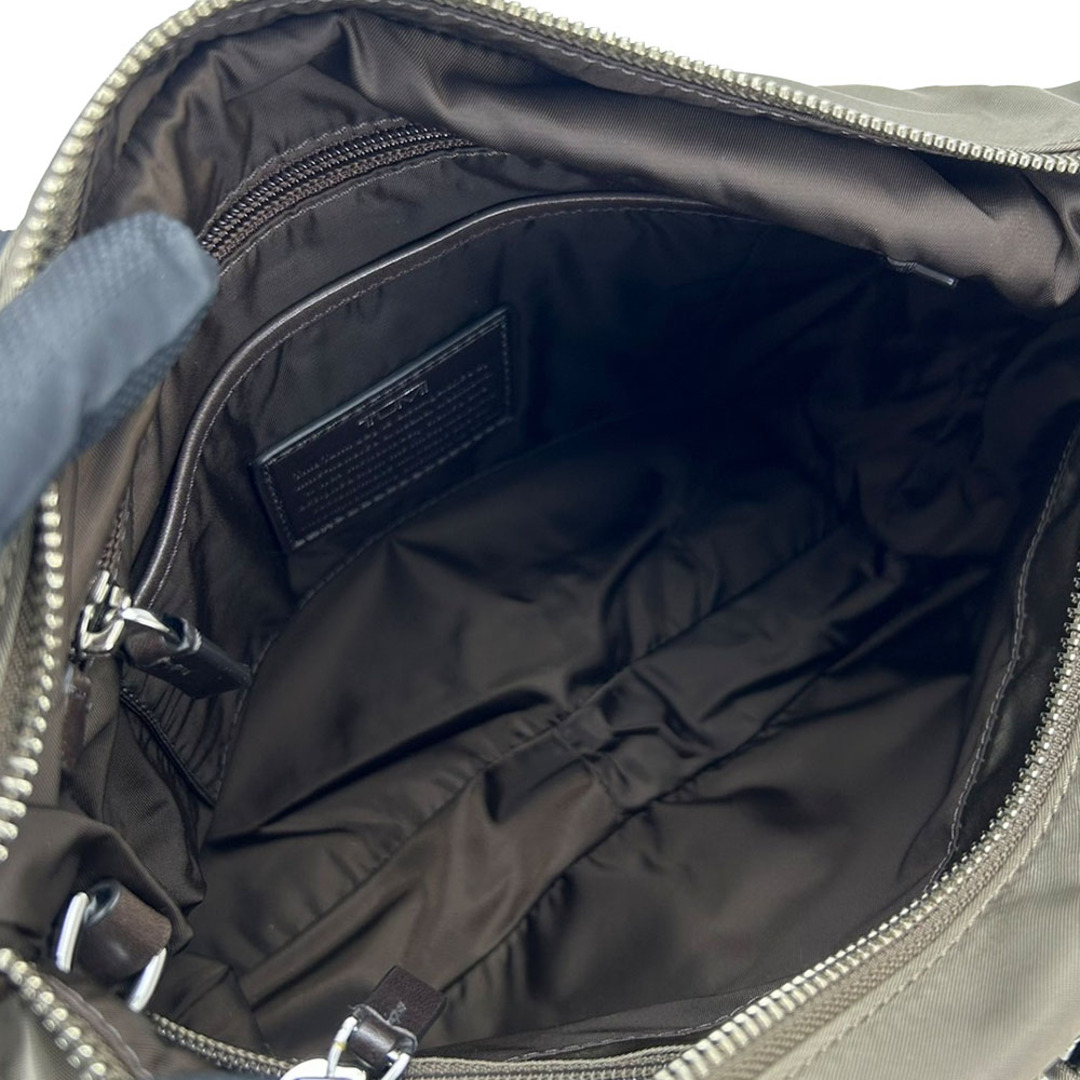 TUMI(トゥミ)の【中古】 トゥミ ショルダーバッグ ナイロン カーキ系 シルバー金具 斜め掛け カジュアル メンズ 男性 TUMI メンズのバッグ(ショルダーバッグ)の商品写真