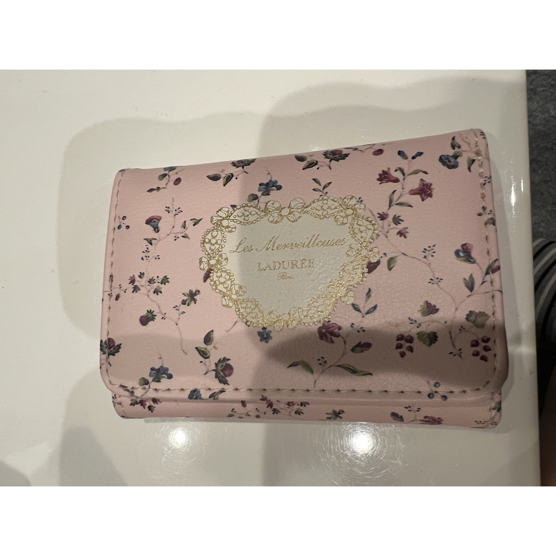 Les Merveilleuses LADUREE(レメルヴェイユーズラデュレ)のラデュレ三つ折り財布 レディースのファッション小物(財布)の商品写真