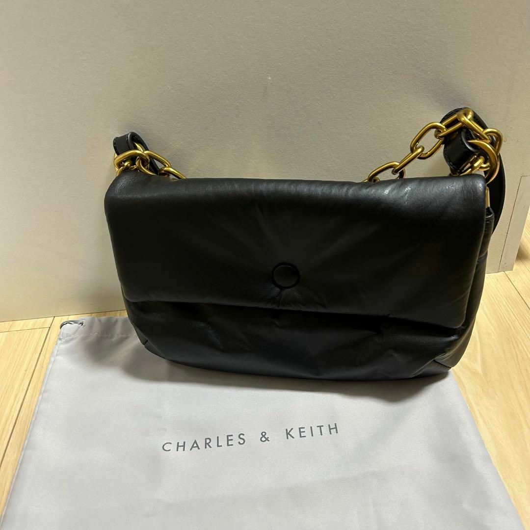 Charles and Keith(チャールズアンドキース)の【CHARLES & KEITH】ザディー パテッドショルダーバッグ ブラック レディースのバッグ(ショルダーバッグ)の商品写真