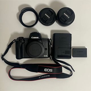 キヤノン(Canon)の【美品・おまけ付き】Canon  EOS KISS M Wレンズキット BK(ミラーレス一眼)