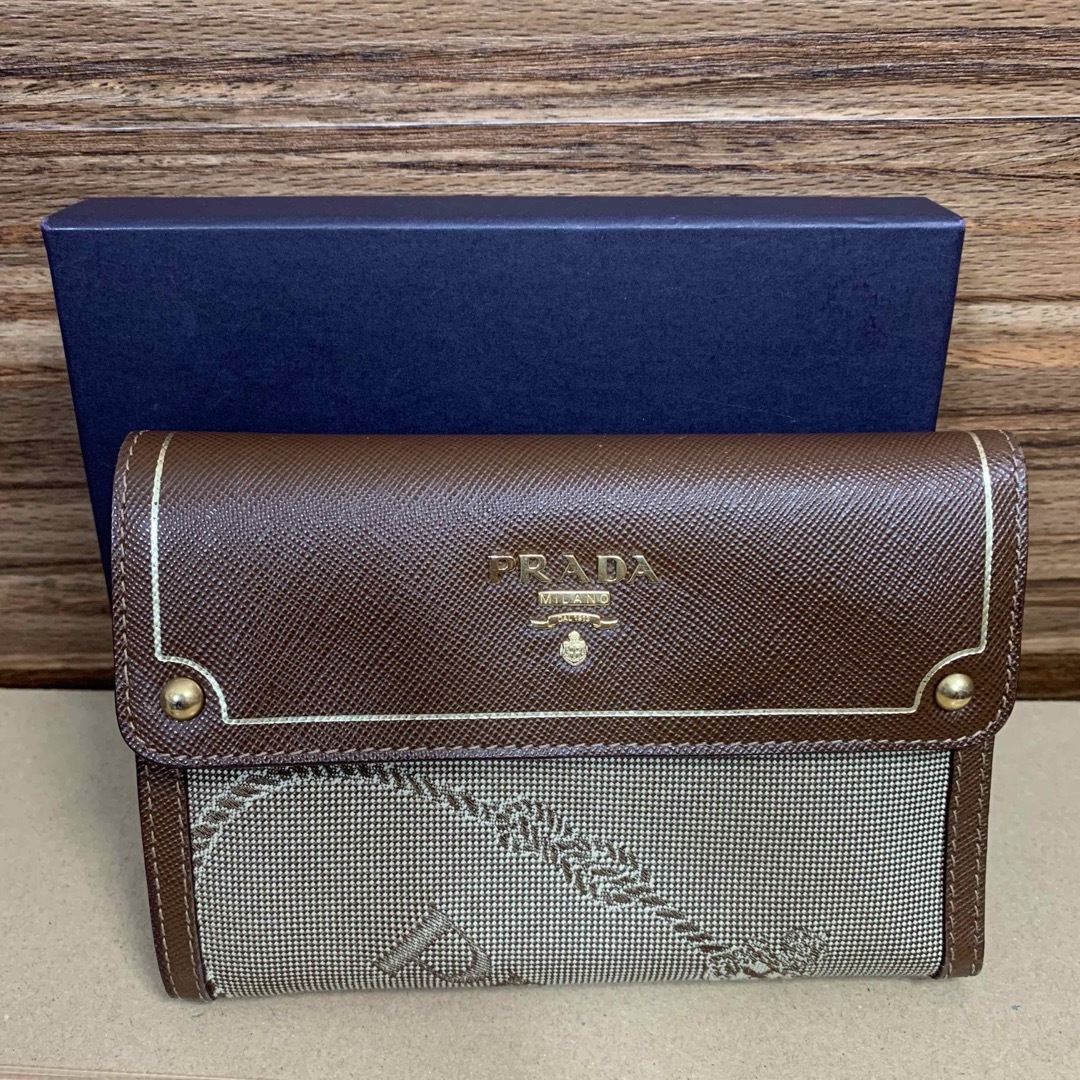 PRADA(プラダ)のPRADA プラダ 財布 茶色 ブラウン 箱付き 札 小銭 カード 3つ折り レディースのファッション小物(財布)の商品写真