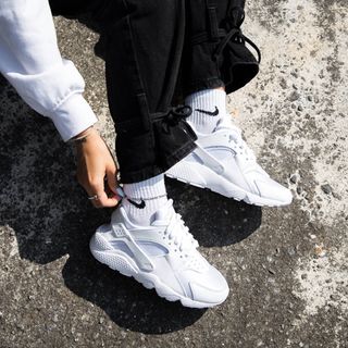 ナイキ(NIKE)のNIKE W AIR HUARACHE WHITE/PURE PLATINUM(スニーカー)