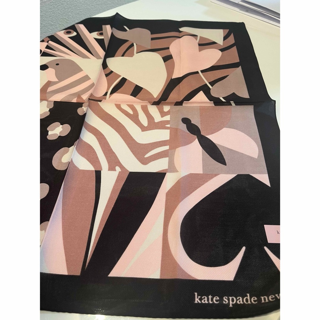 kate spade new york(ケイトスペードニューヨーク)のケイトスペード　スカーフにも出来る　シルク混　超大判ハンカ レディースのファッション小物(ハンカチ)の商品写真