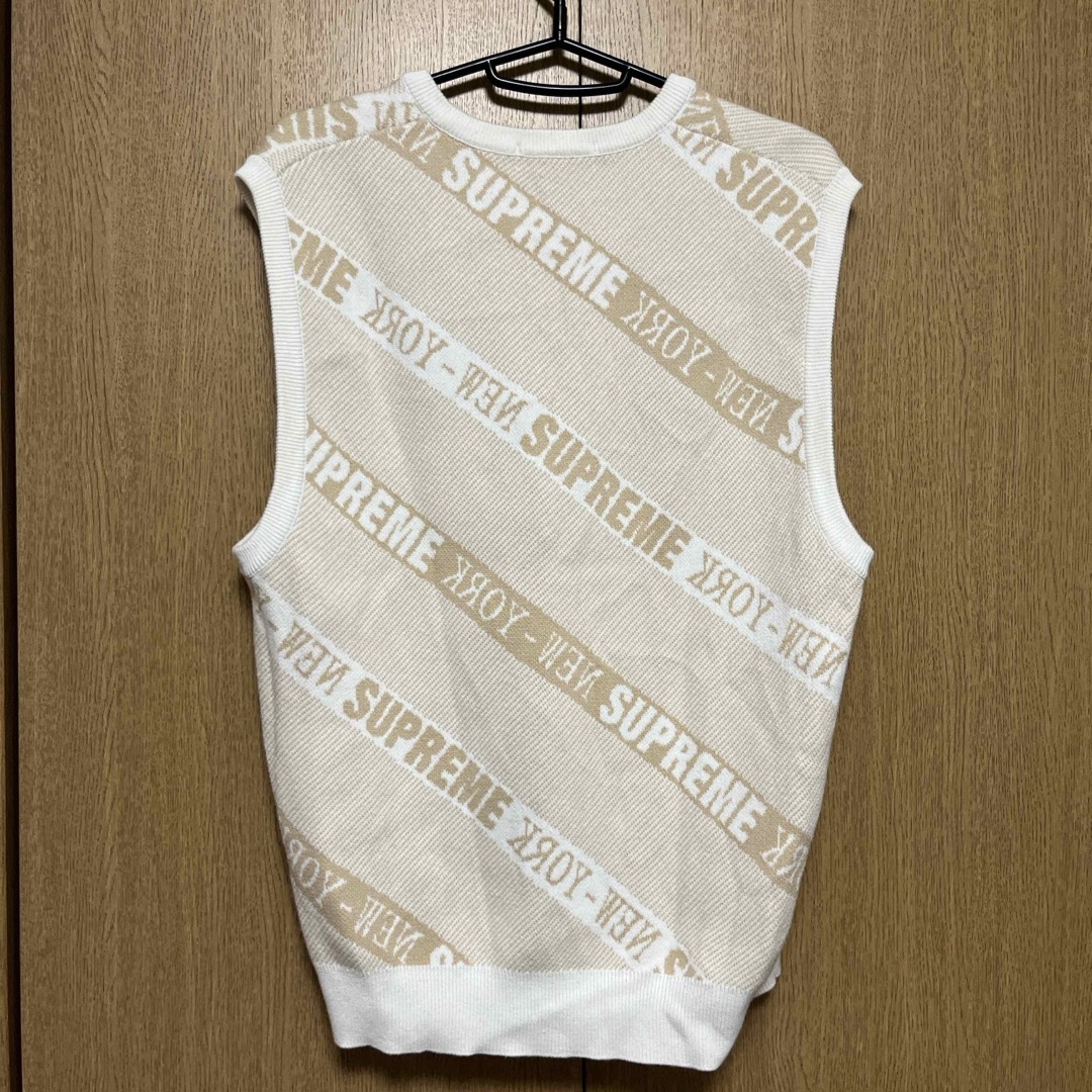 Supreme(シュプリーム)のSUPREME Stripe Sweater Vest SS 22 メンズのトップス(ベスト)の商品写真