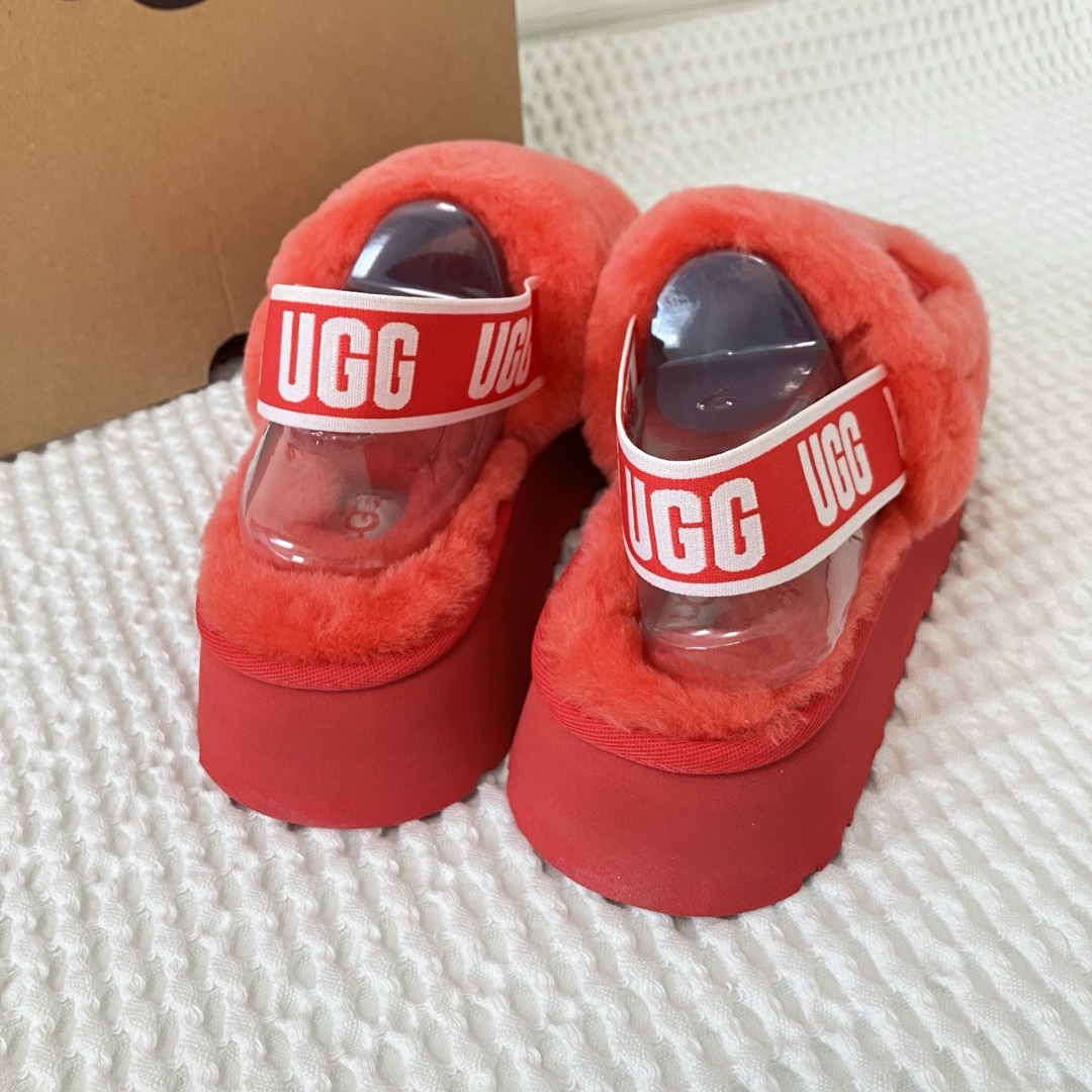 UGG(アグ)の新品　アグ　ugg　サンダル　ムートン　ピンク　ファー　派手　23 厚底 レディースの靴/シューズ(サンダル)の商品写真