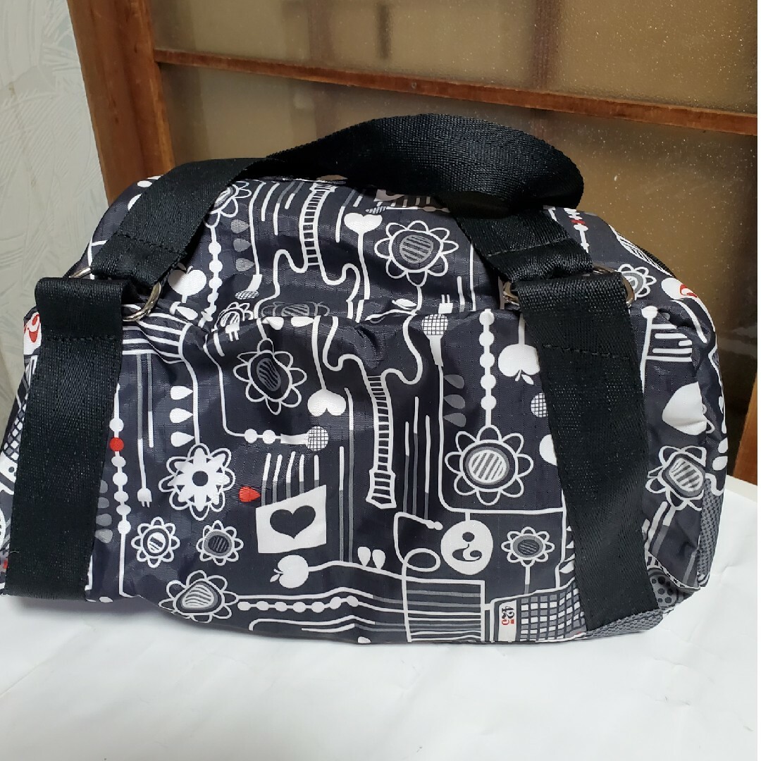 LeSportsac(レスポートサック)の美品、LeSportsacト-トバック、黒花柄 レディースのバッグ(トートバッグ)の商品写真