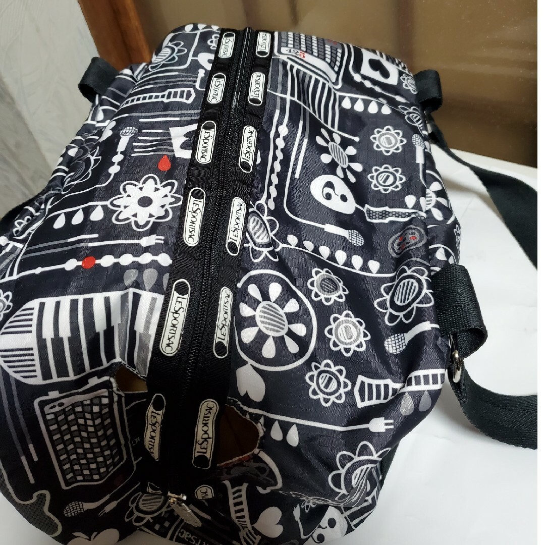 LeSportsac(レスポートサック)の美品、LeSportsacト-トバック、黒花柄 レディースのバッグ(トートバッグ)の商品写真