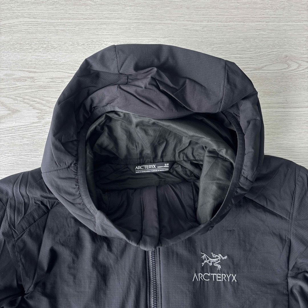 ARC'TERYX(アークテリクス)のARC'TERYX アークテリクス アトム フーディ ウィメンズ S レディースのジャケット/アウター(ナイロンジャケット)の商品写真